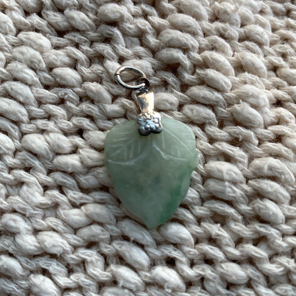 Jade acorn pendant on silver clasp - Picture 4 of 4